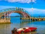 Wisatawan-menyusuri-jembatan-cinta-Pulau-Tidung-di-kawasan-Kepulauan-Seribu.jpg