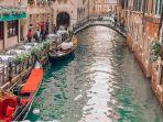 Wisatawan-naik-wahana-gondola-di-Little-Venice-Kota-Bunga-Cianjur-Jawa-Barat1.jpg