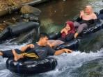 Wisatawan-nyobain-wahana-Mini-Tubing-Tumpak-Selo-di-Lumajang-Jawa-Timur1.jpg