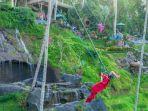 Wisatawan-nyobain-wahana-ayunan-ekstrem-atau-extreme-swing-di-Alas-Harum-Bali.jpg