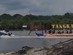 Wisatawan-nyobain-wahana-banana-boat-di-Danau-Tangkas-Muaro-Jambi-Jambi1.jpg