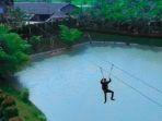 Wisatawan-nyobain-wahana-flying-fox-yang-menantang-di-Jambi-Paradise.jpg