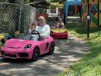 Wisatawan-nyobain-wahana-mobil-listrik-di-Rivera-Outbound-Edutainment-Bogor-Jawa-Barat.jpg