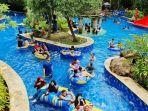Wisatawan-sedang-asyik-liburan-di-kolam-renang-Amanzi-Waterpark-Palembang.jpg