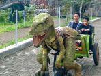 Wisatawan-sedang-nyobain-wahana-dino-dokar-di-Papa-Dino-Bandung-Jawa-Barat1.jpg