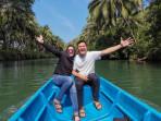 Wisatawan-yang-berfoto-saat-susur-Sungai-Maron-Pacitan-dengan-pemandangan-menarik.jpg