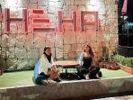 Wisatawan-yang-berpose-di-satu-spot-foto-HeHa-Sky-View-Jogja-buat-healing-akhir-pekan.jpg