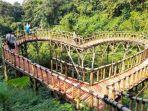 Wisatawan-yang-mengunjungi-Gunung-Pinang-di-Kramatwatu-Kabupaten-Serang-Banten-Kamis-3012025.jpg