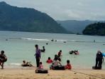 Wisatawan-yang-menikmati-liburan-di-Pantai-Karanggongso-Trenggalek-Jawa-Timur.jpg