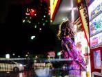 Wisatawan-yang-menikmati-malam-Tahun-Baru-di-Jepang.jpg