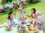 Wisatawan-yang-menikmati-piknik-bareng-sahabat-di-La-Li-Sa-Farmers-Village-Jogja.jpg