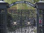 Wisatawan-yang-menjelajahi-The-Poison-Garden-di-Alnwick-Garden-Inggris.jpg