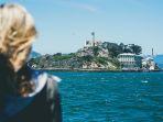 Wisatawan-yang-menyaksikan-Alcatraz-dari-kejauhan.jpg