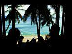 Wisatawan-yang-menyaksikan-pesona-Pantai-Sumur-Tiga-Sabang-Aceh-dari-kamar-hotel.jpg