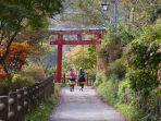 Wisatawan-yang-sedang-mengunjungi-Gunung-Mitake-di-Jepang.jpg