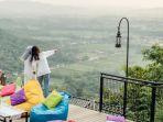 Wisatawan-yang-sedang-menikmati-liburan-di-Obelix-Hills-Jogja.jpg