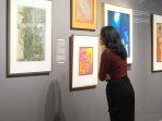 Wisatawan-yang-sedang-menyaksikan-solo-exhibition-di-Tumurun-Private-Museum-Solo-Jawa-Tengah.jpg