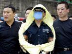 Yoo-Young-Chul-tengah-mantan-narapidana-berusia-33-tahun-yang-mengenakan-jas-hujan-kuning.jpg