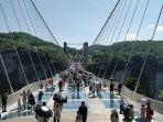 Zhangjiajie-Glass-Bridge-satu-jembatan-terpanjang-dan-tertinggi-di-dunia.jpg