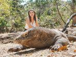 aaliyah-massaid-berpose-bersama-komodo.jpg