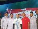 aaliyah-massaid-dan-petugas-pengibaran-bendera-di-seaworld-ancol.jpg