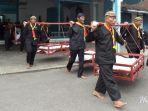 abdi-dalem-yang-membawa-gamelan-sekaten-surakarta.jpg