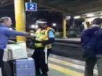 agedan-bule-mendorong-petugas-krl-di-stasiun-gondangdia-jakarta-pusat.jpg