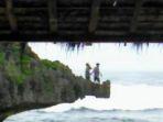 aksi-dua-wisatawan-yang-nekat-melompat-dari-tebing-batu-di-pantai-ngandong-gunungkidul-jogja.jpg