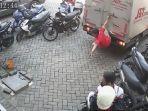 aksi-kurir-jadi-spiderman.jpg
