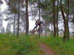 aksi-salah-satu-pesepeda-di-trek-jurang-jero-bike-park.jpg