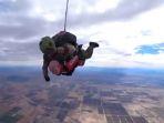 aksi-skydiving-veteran-perang-dunia-ii.jpg