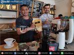 amadeus-suropati-saat-meracik-kopi-di-mercato-coffee-shop.jpg