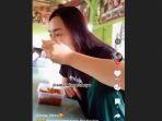 amanda-manopo-sedang-berada-di-sebuah-warung-makan-dengan-santai.jpg