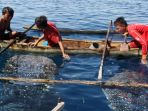 anak-anak-bermain-dengan-hiu-paus-di-botubarani-gorontalo_20180909_180108.jpg
