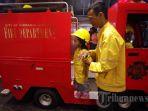 anak-anak-berprofesi-sebagai-pemadam-kebakaran-saat-bermain-di-kidzania-pacific-place-jakarta.jpg