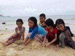anak-anak-sedang-bermain-pasir-di-pantai-setokok-batam.jpg