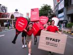 anak-muda-BIGPACK-FAST-di-area-publik-layanan-pengiriman-cepat-Lion-Parcel.jpg