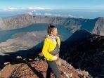 angela-gilsha-di-gunung-rinjani.jpg