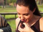 angelina-jolie-makan-serangga.jpg