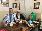 anies-baswedan-menikmati-tahu-kupat-di-solo_20171108_100827.jpg