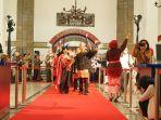 anne-avantie-dan-frontliner-kai-saat-peragaan-busana.jpg