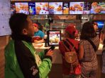 antre-beli-ayam-goreng-di-rusia_20170814_180911.jpg