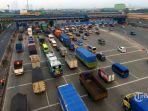 antreain-truk-di-gerbang-tol-cikarang-utama-jawa-barat-jumat-862018.jpg