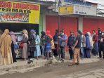 antrean-pembeli-di-kedai-bakso-lobster-permata-pada-jumat-1072020.jpg