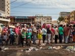 antrian-masyarakat-venezuela-untuk-mendapatkan-sembako-murah-dampak-krismon-di-negara-mereka_20180823_134332.jpg
