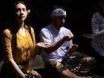 anya-geraldine-memakai-kebaya-warna-mustard-saat-liburan-ke-bali.jpg