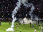 aremania-masuk-lapangan-stadion-kanjuruhan.jpg