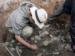 arkeolog-di-samping-sisa-sisa-makam-pendeta-arkeolog-jepang-dan-peru.jpg