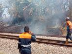 asap-dari-pembakaran-sampah-di-sepanjang-rel-kereta-api-1.jpg