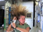 astronaut-karen-nyberg-keramas-di-ruang-angkasa_20180119_124148.jpg